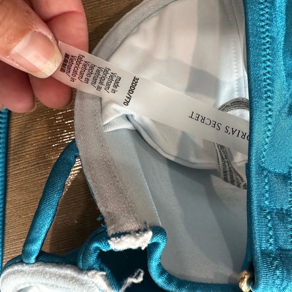 Victoria's Secret 32ddd /medium  Teal Bikini Top with Gold Detail - Picture 3 of 5